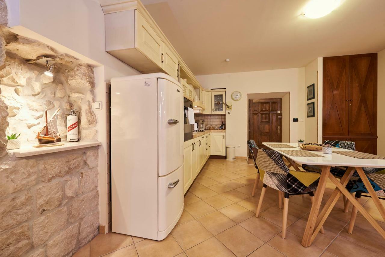Apartment Capo Residence - Old Town - Parking Trogir Exteriör bild