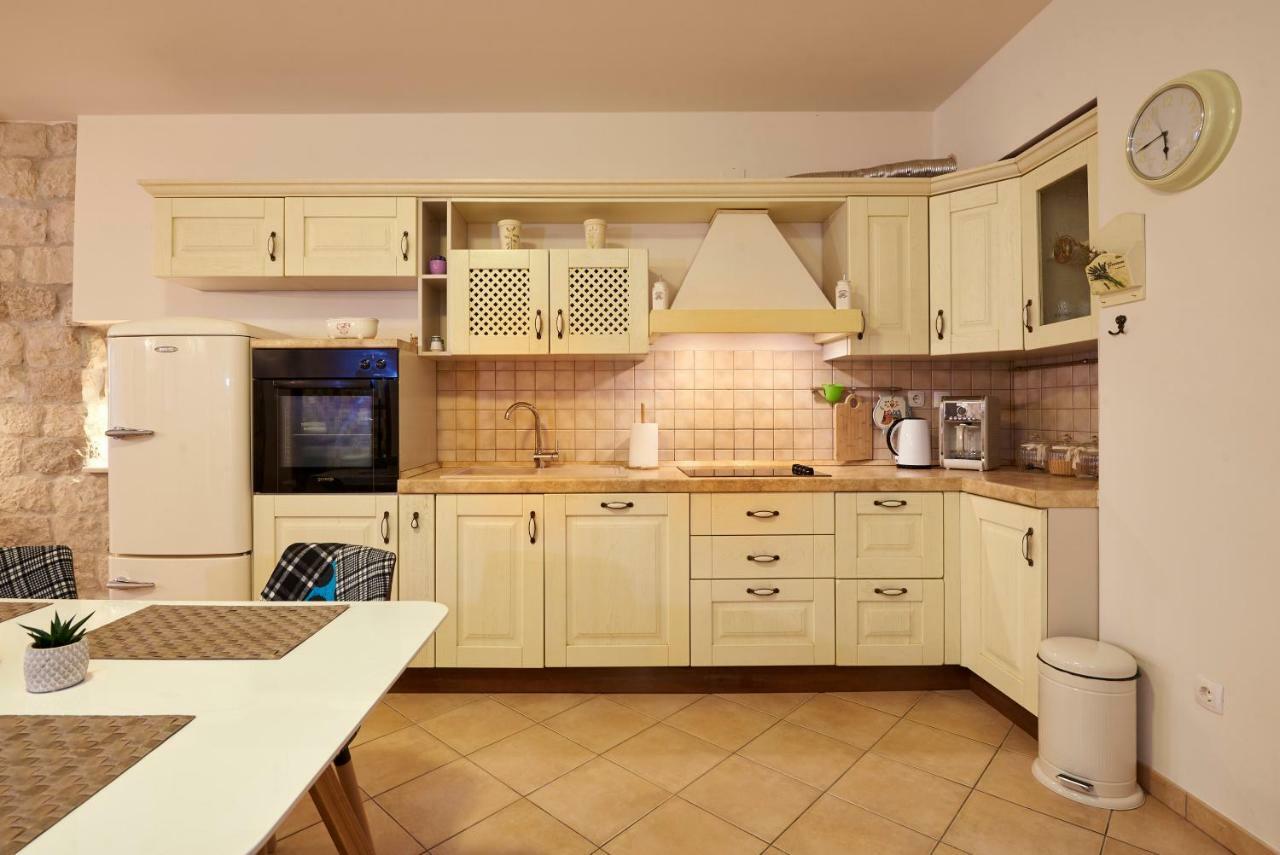 Apartment Capo Residence - Old Town - Parking Trogir Exteriör bild